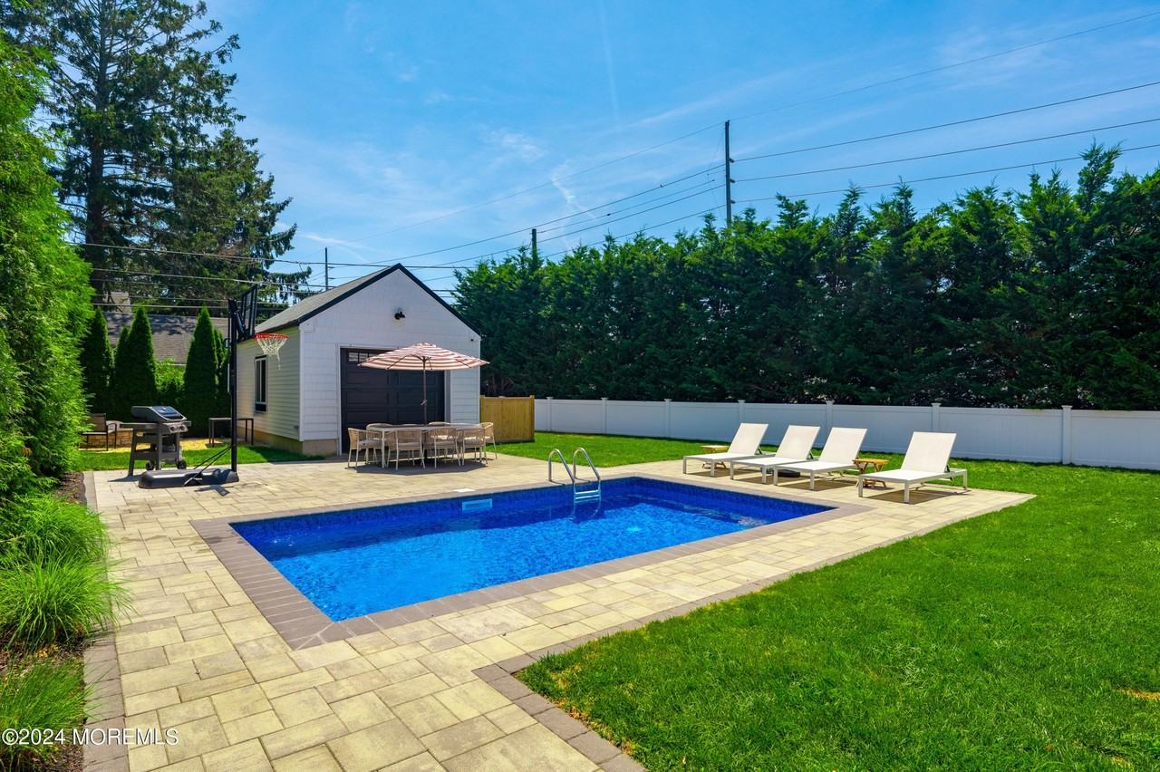 624 Chicago Blvd - Photo 2 of 28