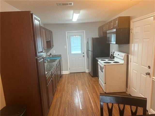 2153 Greenwood Dr - Photo 3 of 8