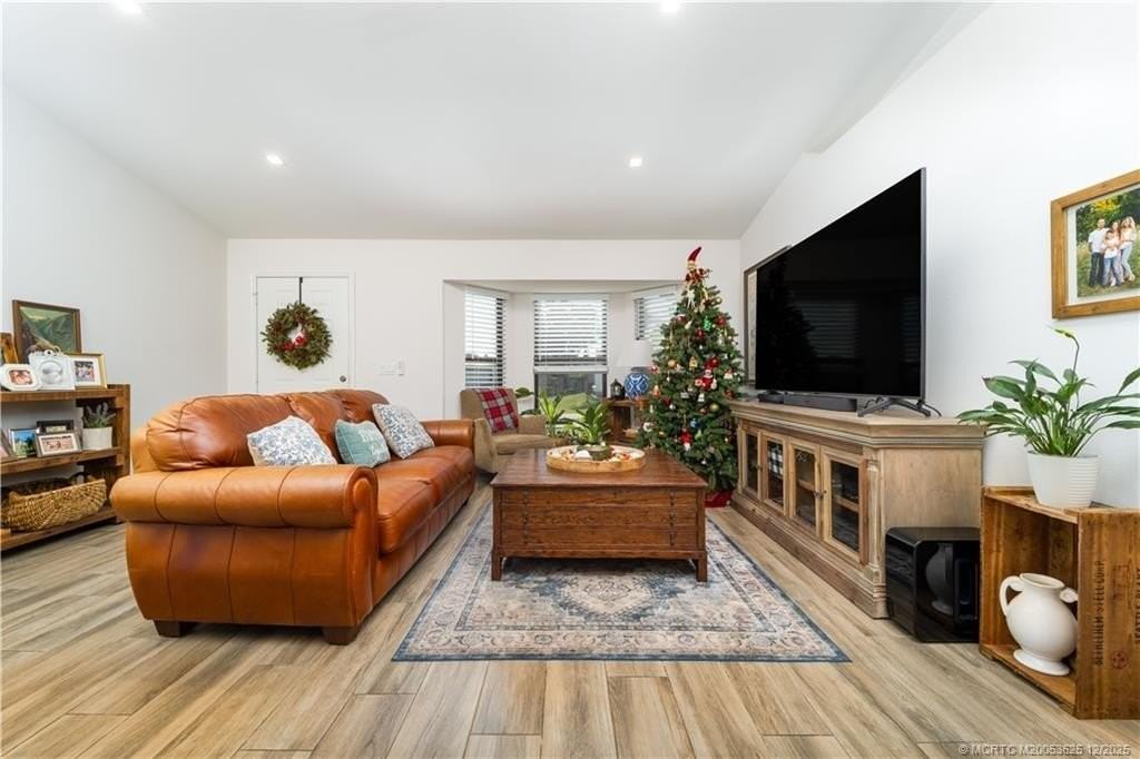 2141 Sw Janette Ave - Photo 2 of 21