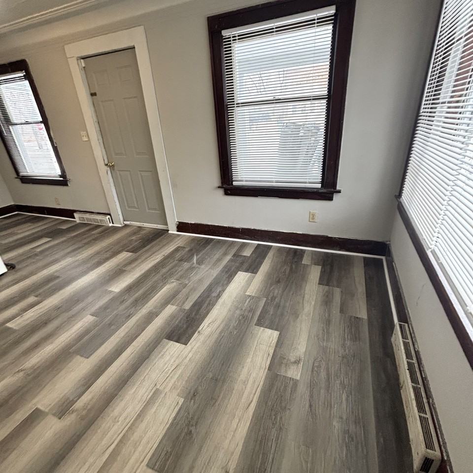 910 Dakin Street - Photo 4 of 9