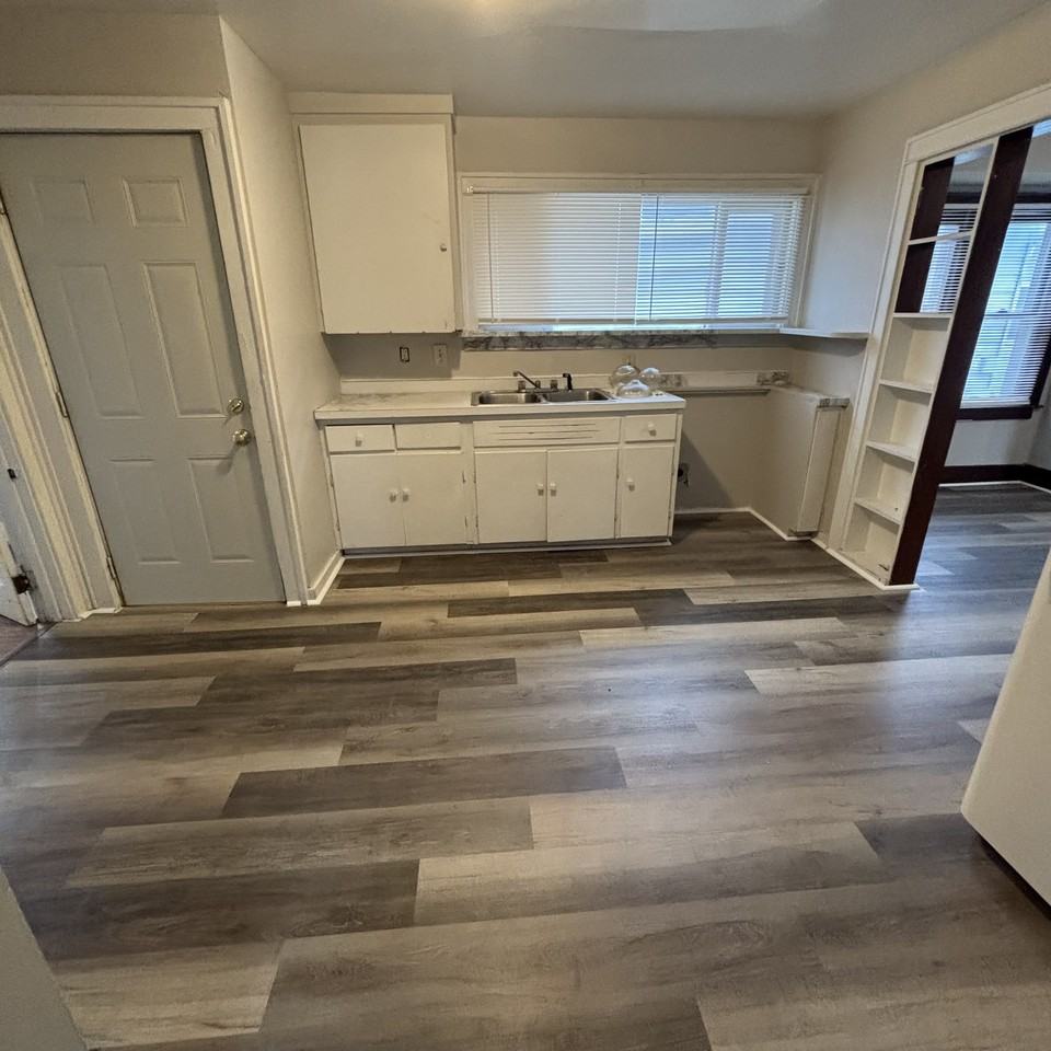 910 Dakin Street - Photo 5 of 9