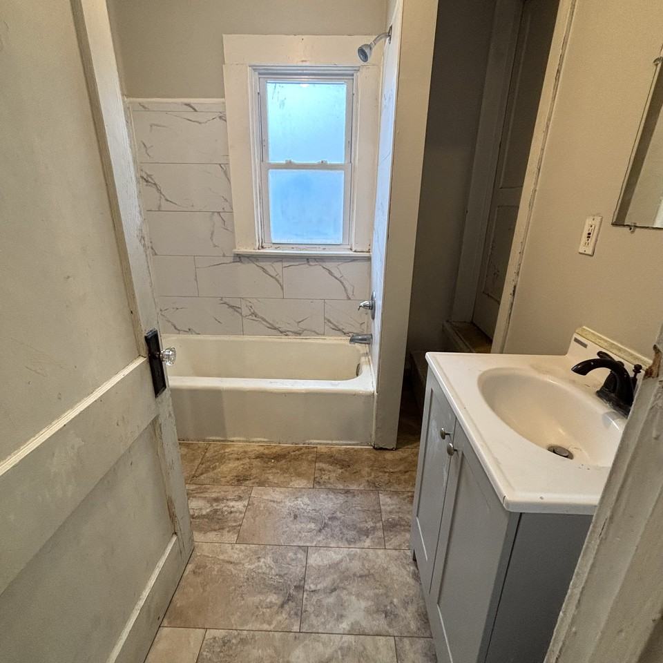 910 Dakin Street - Photo 6 of 9