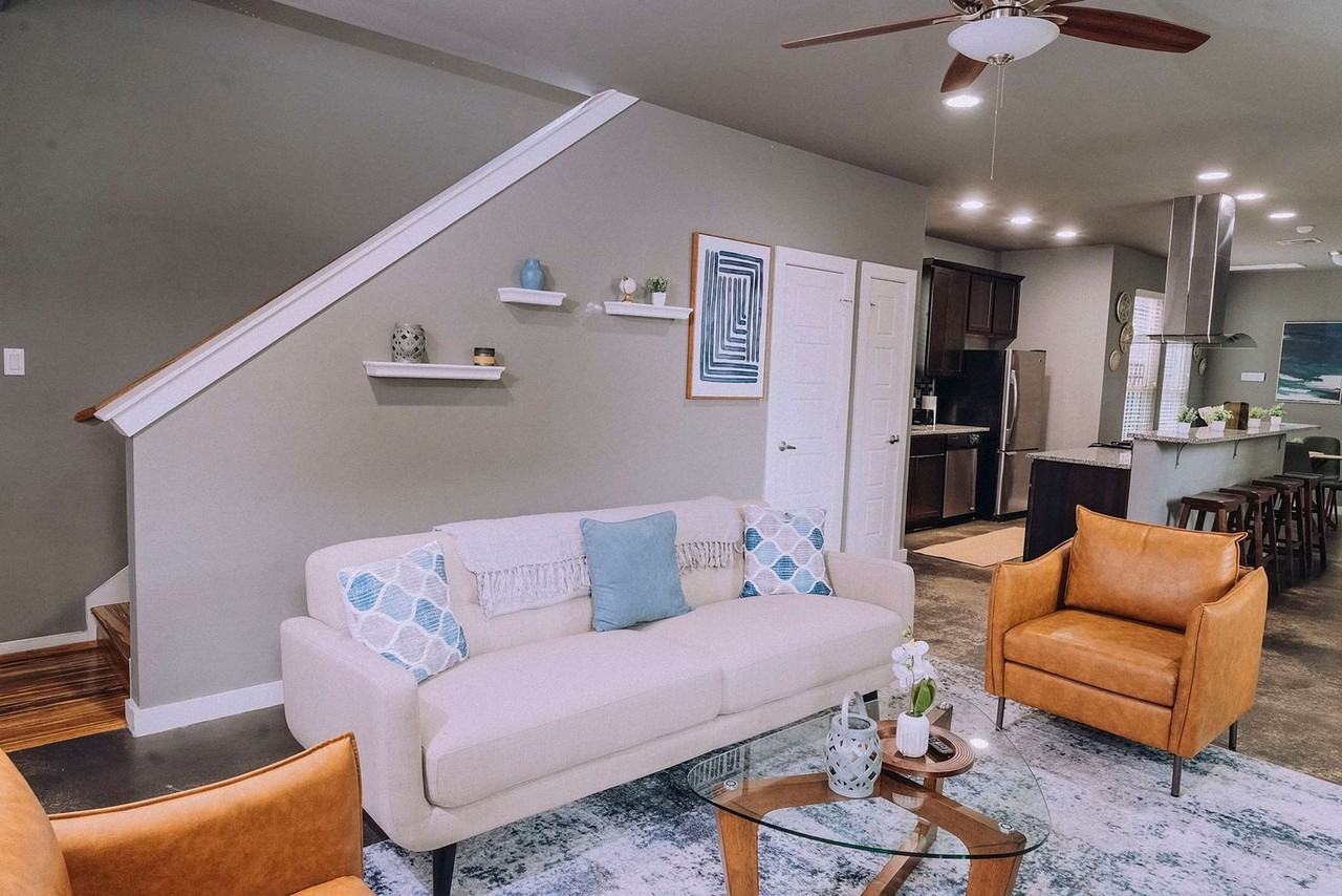 2002 Rosewood Ave #1375253P - Photo 3 of 50