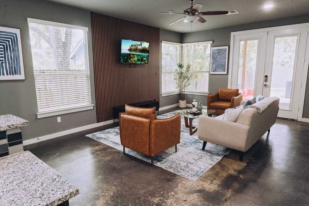 2002 Rosewood Ave #1375253P - Photo 5 of 50