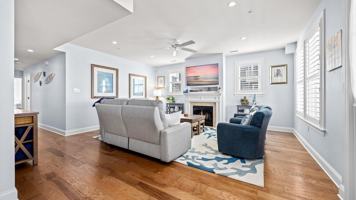 featured image of 701 E 8th St