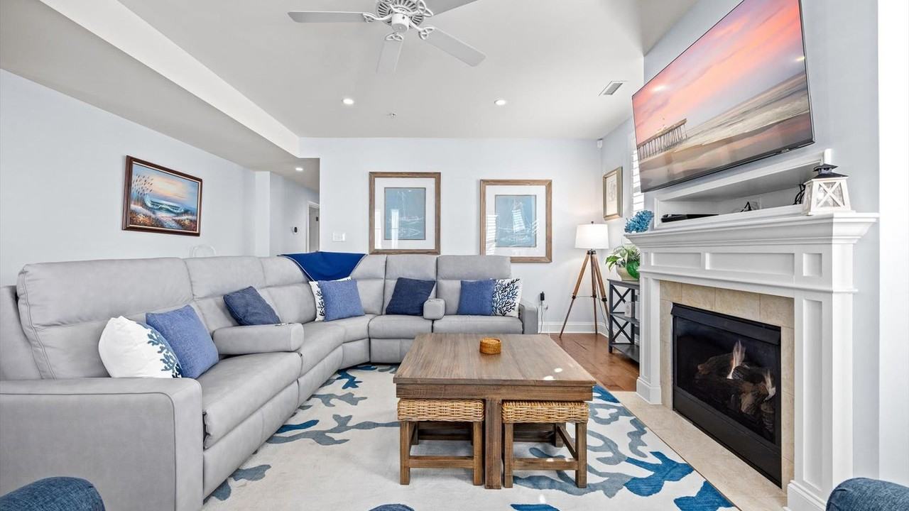 701 E 8th St #1377379P - Photo 2 of 37