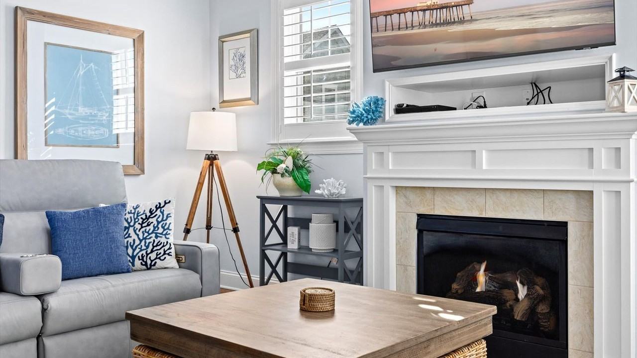 701 E 8th St #1377379P - Photo 3 of 37