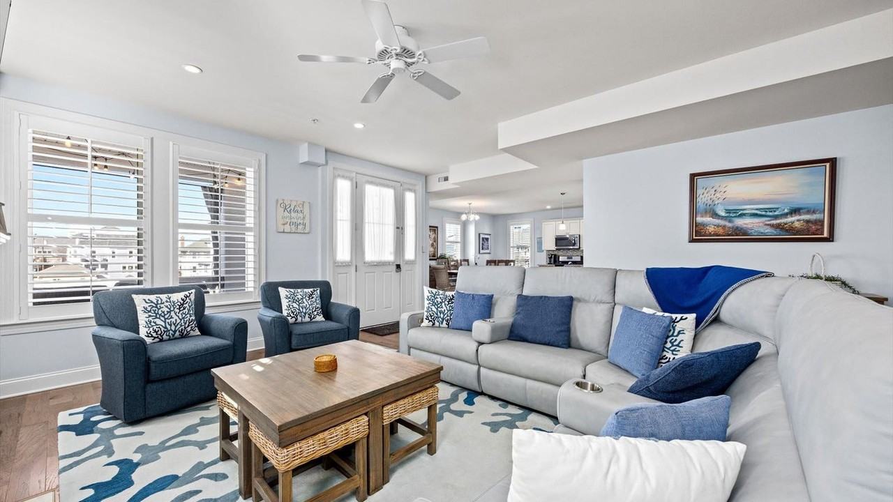 701 E 8th St #1377379P - Photo 4 of 37