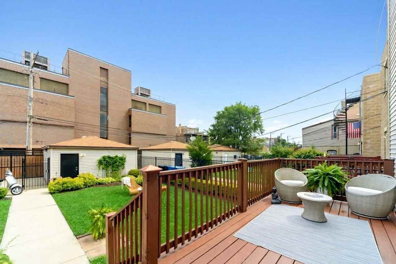 2042 W Warren Blvd #1377374P - Photo 2 of 18