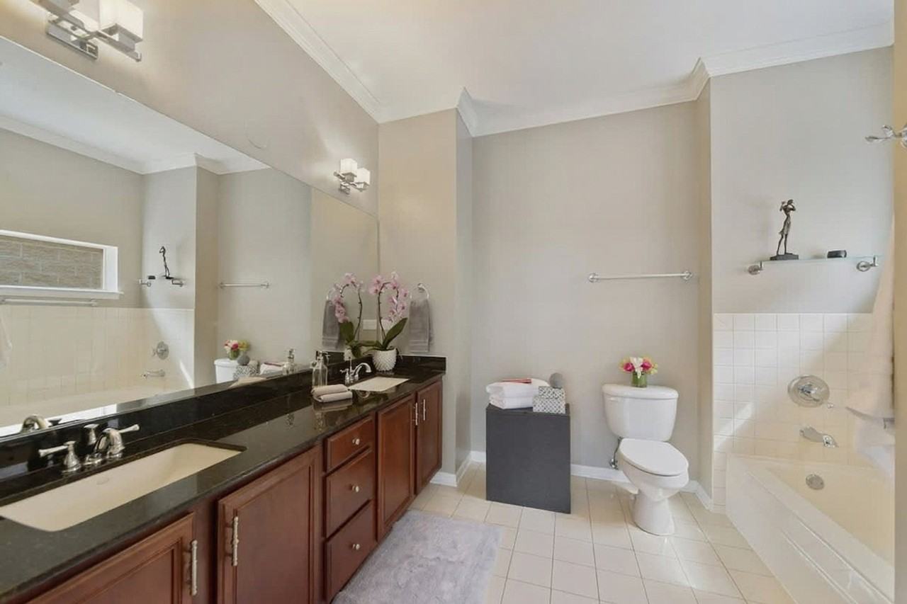 2042 W Warren Blvd #1377374P - Photo 3 of 18