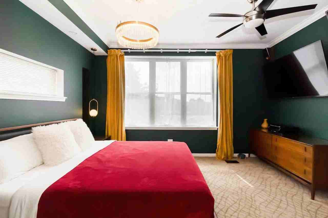 2042 W Warren Blvd #1377374P - Photo 6 of 18