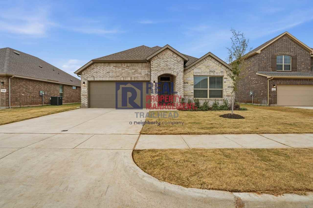 1253 Beltway Ln - Photo 3 of 33