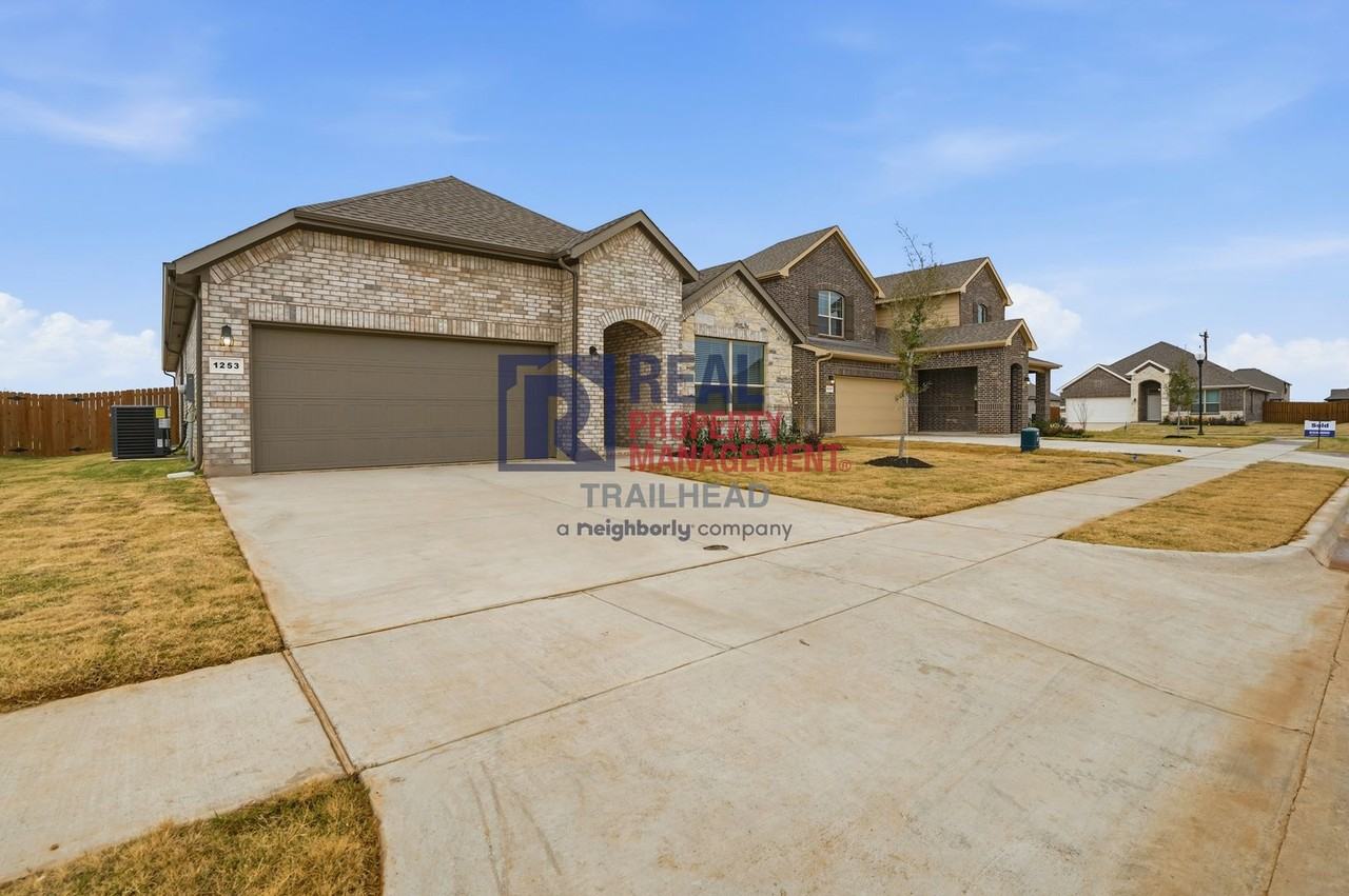 1253 Beltway Ln - Photo 4 of 33