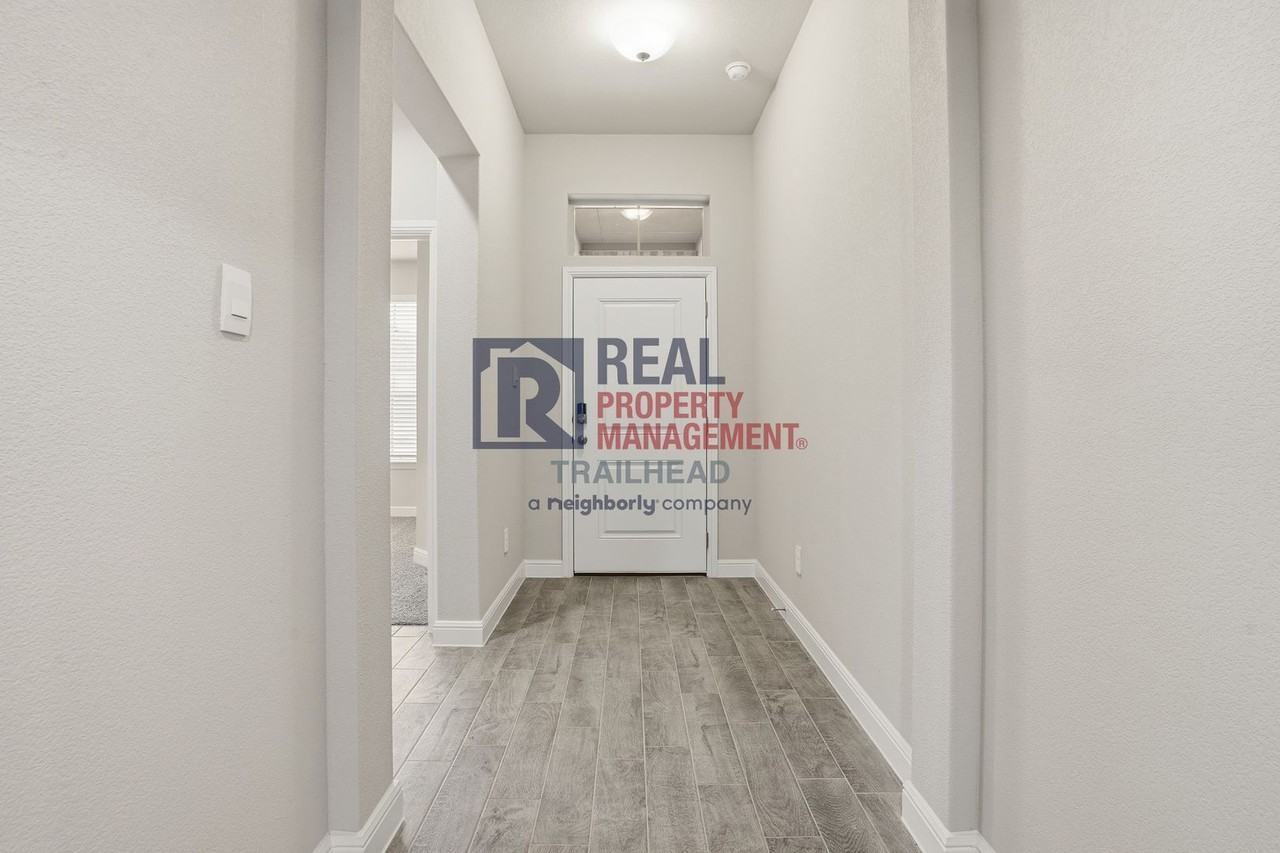 1253 Beltway Ln - Photo 6 of 33