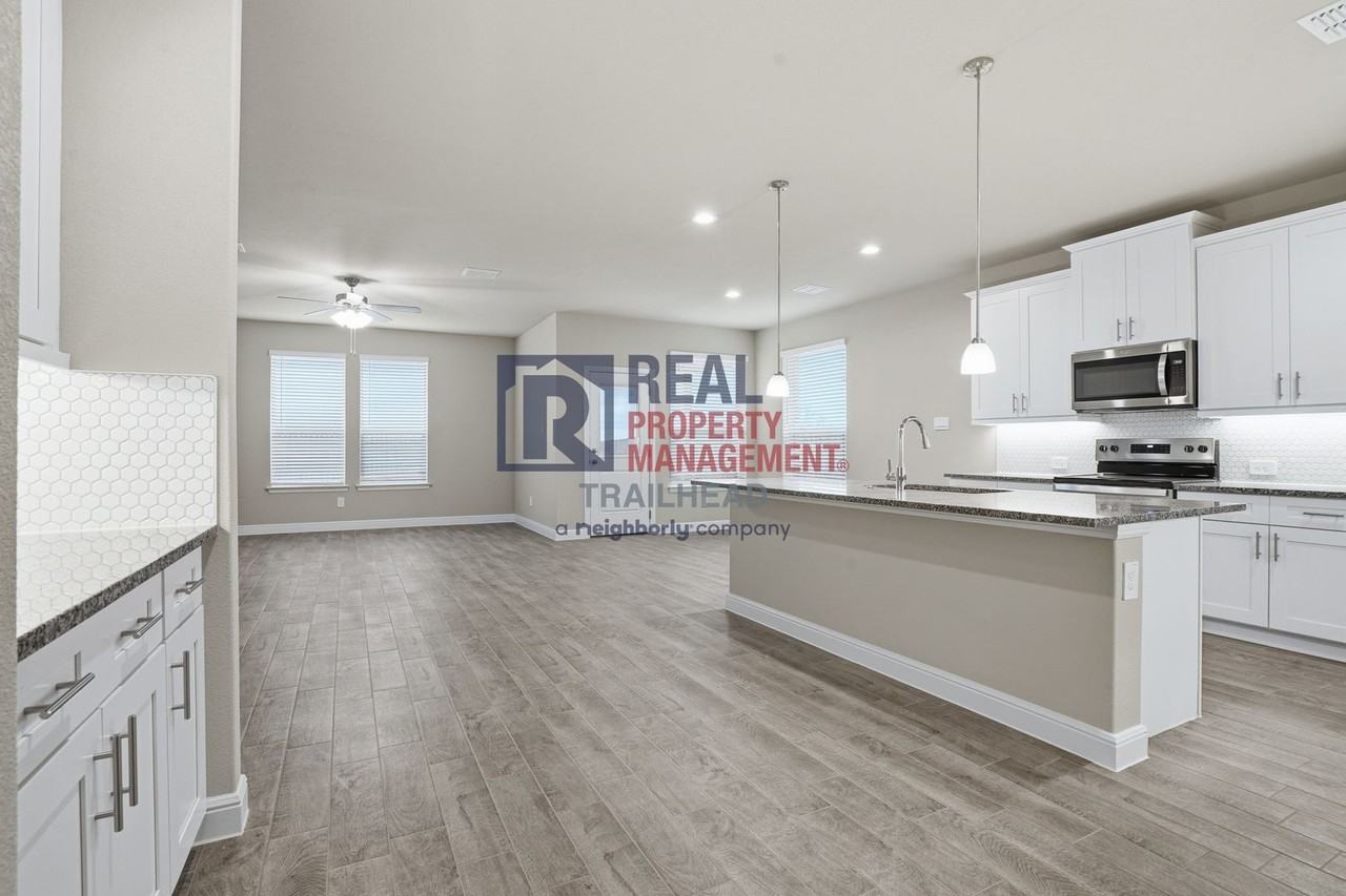 1253 Beltway Ln - Photo 7 of 33