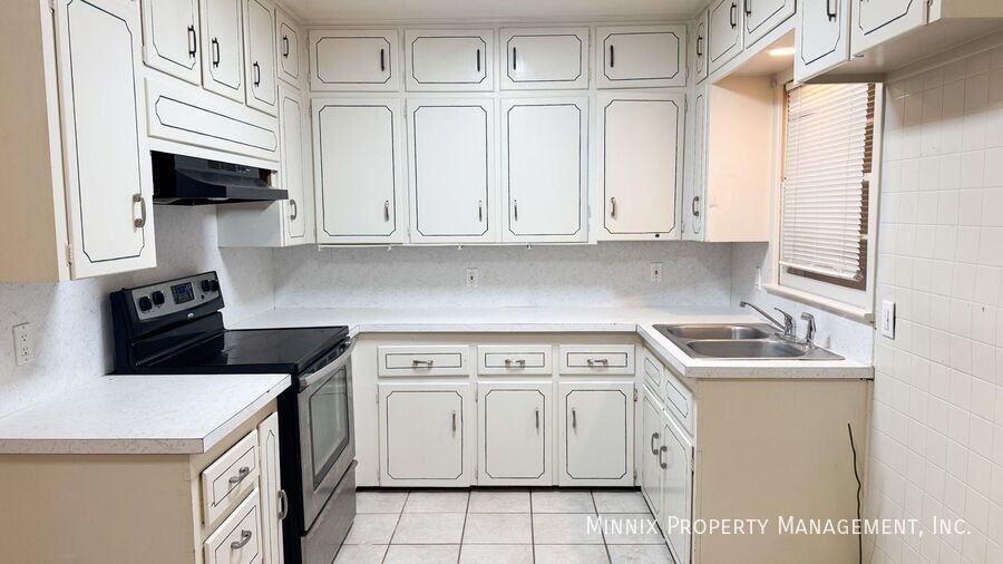 4411 45th St - Photo 2 of 30