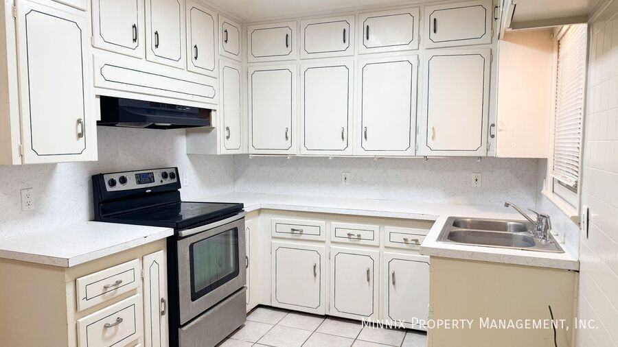 4411 45th St - Photo 3 of 30