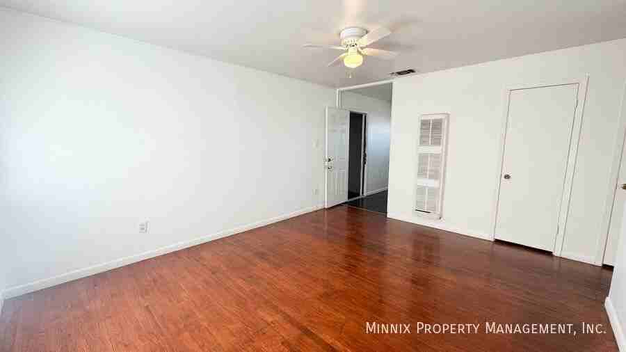 4506 47th St - Photo 4 of 19