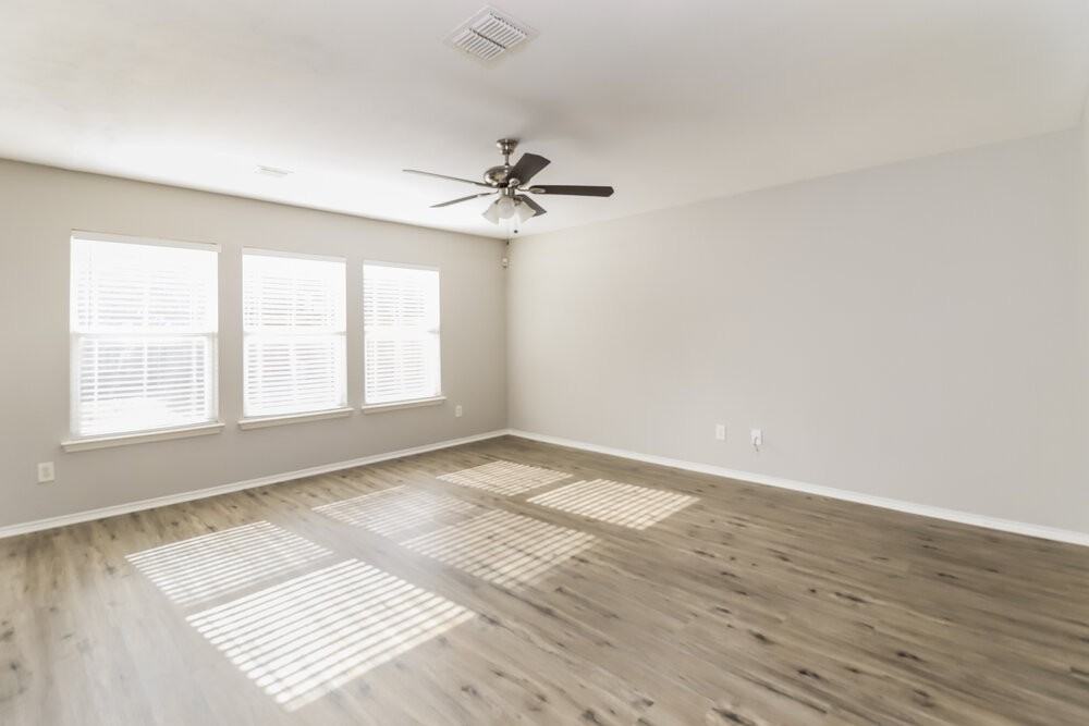 4649 Sea Ridge Dr - Photo 4 of 17