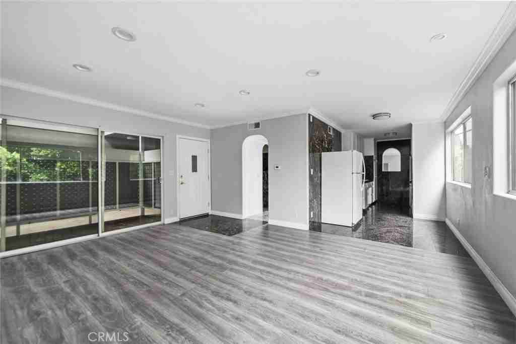 6160 Whitsett Ave #6160-8 - Photo 5 of 22