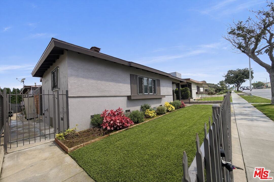 10509 S Van Ness Ave #10509-2 - Photo 3 of 16