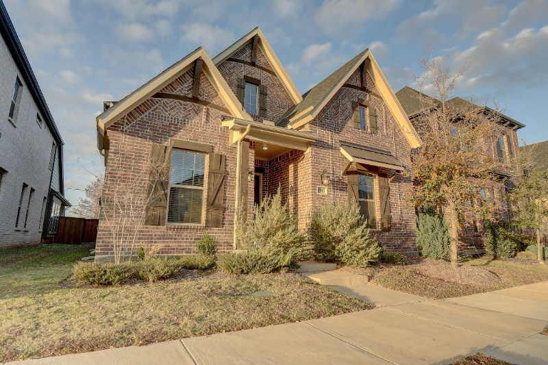 1913 Cathedral Dr - Photo 2 of 38