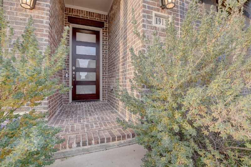 1913 Cathedral Dr - Photo 4 of 38