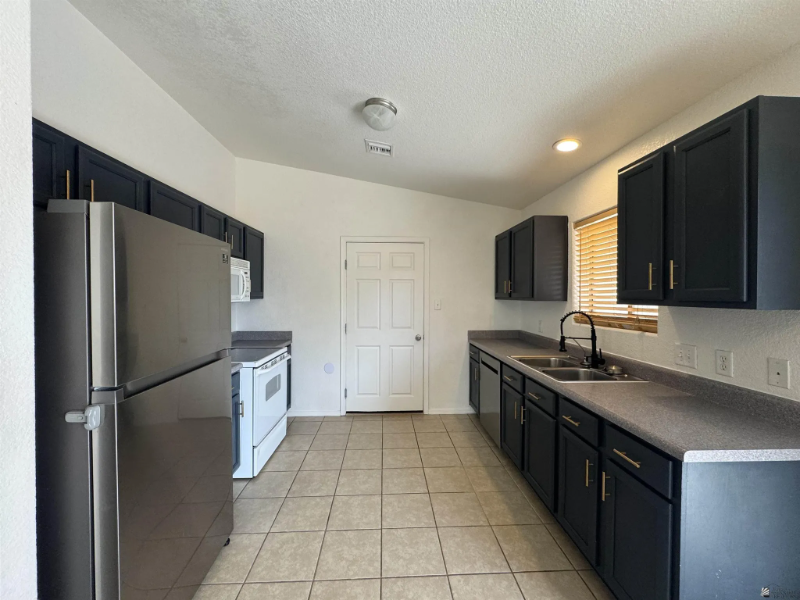 10486 S Typhoon Ave - Photo 5 of 8