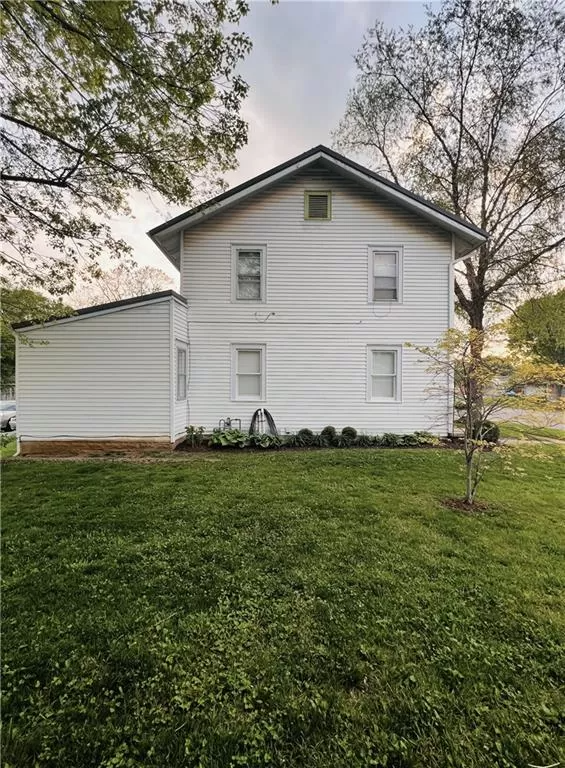 1019 E 8th St #1019 - Photo 4 of 12