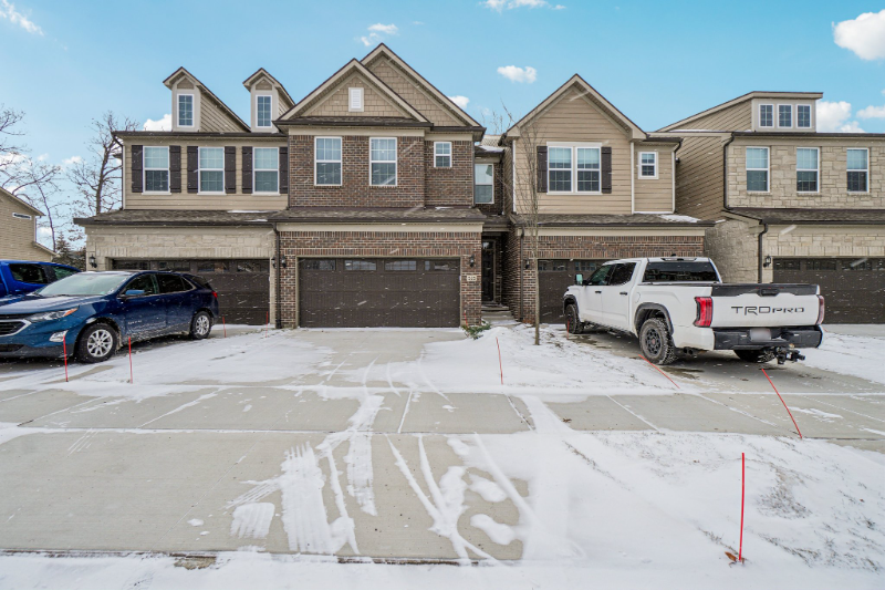 525 Addison Cir - Photo 3 of 32