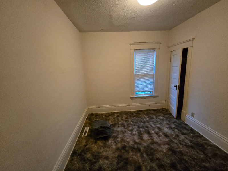 2906 Knox Ave N - Photo 4 of 7