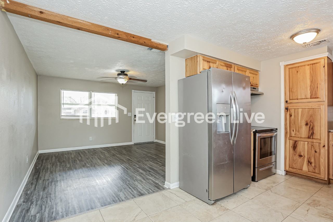 327 Bonnlyn Dr - Photo 4 of 15