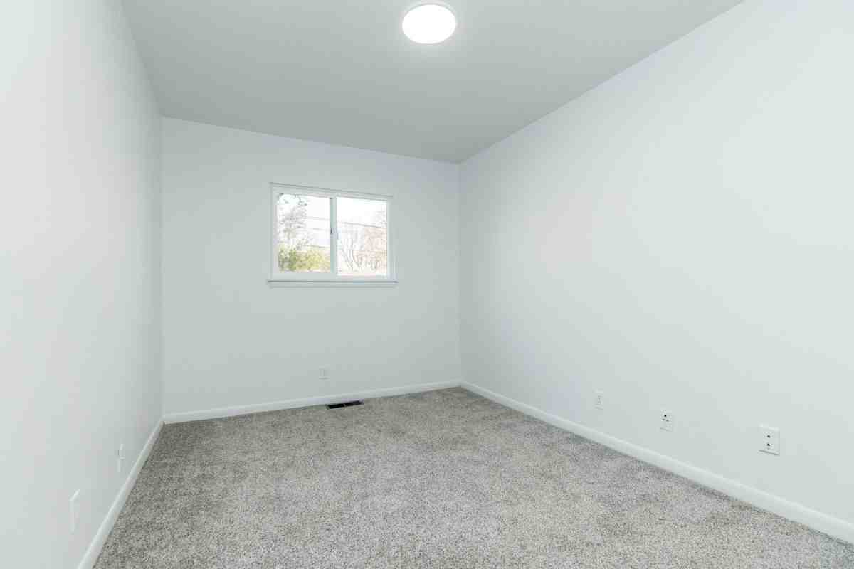 18248 Farmington Rd - Photo 3 of 16