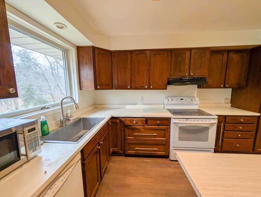 262 Alscot Cres - Photo 4 of 40