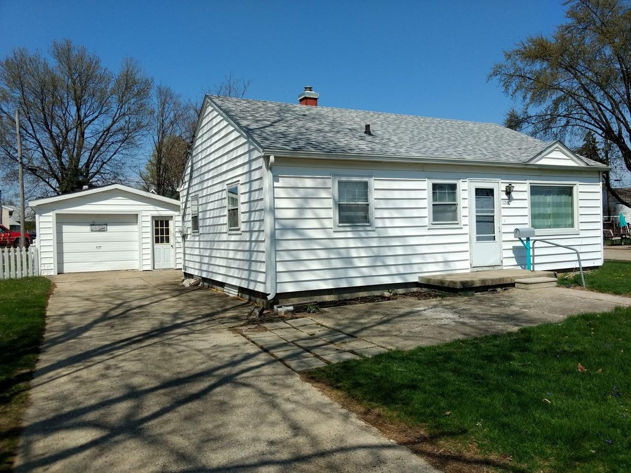 1207 Parkway Ct - Photo 3 of 14