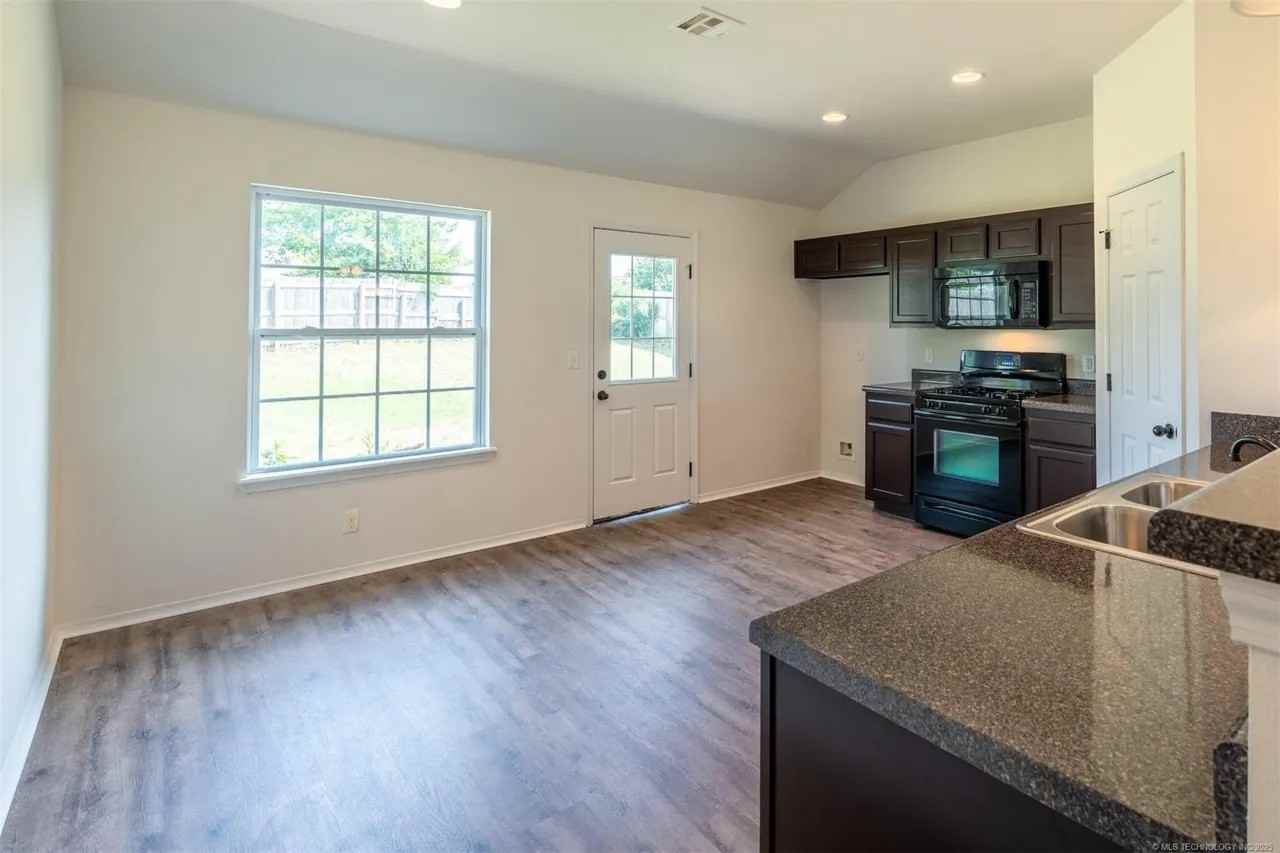 2708 W Fredericksburg St #NA - Photo 3 of 8