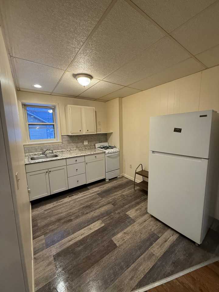 6 Memorial Dr #4 - Photo 3 of 7