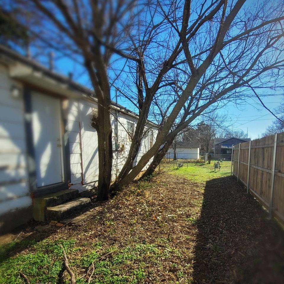 1211 N 9th St #1 - Photo 2 of 7