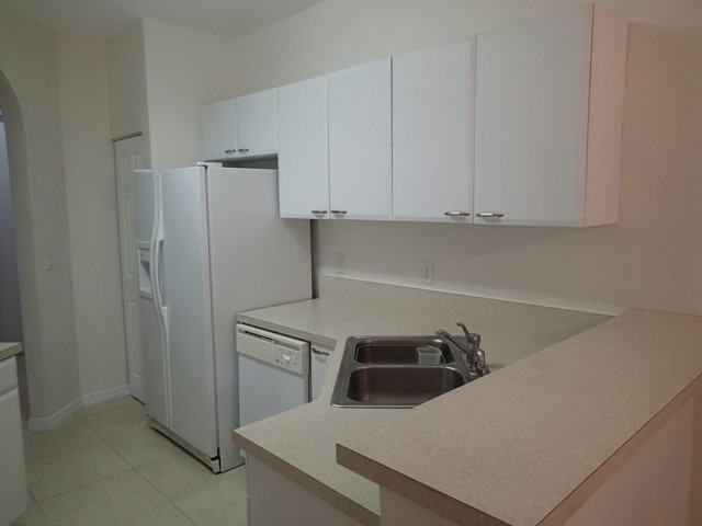 1011 Pipers Cay Dr - Photo 7 of 13