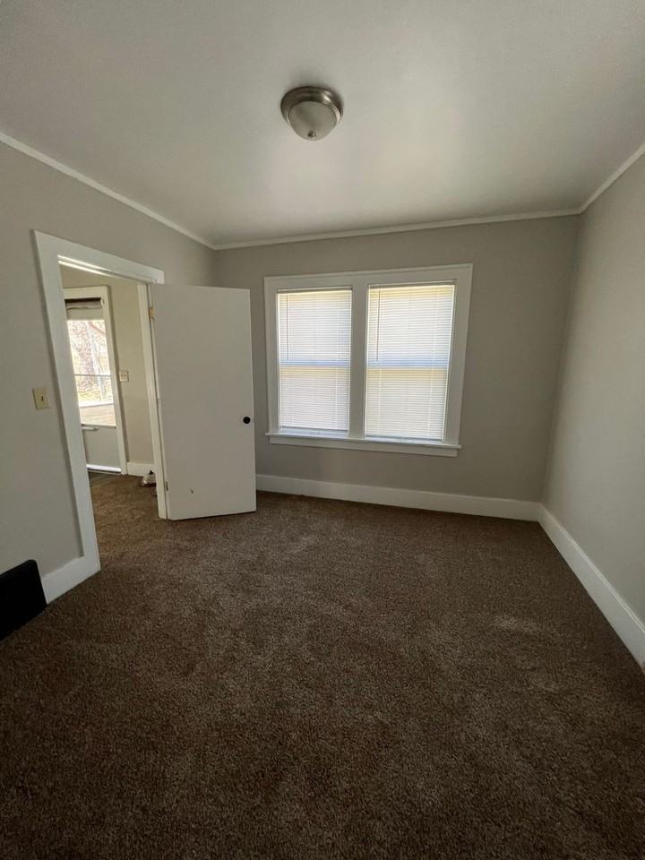 3731 N 44th Ave - Photo 7 of 12