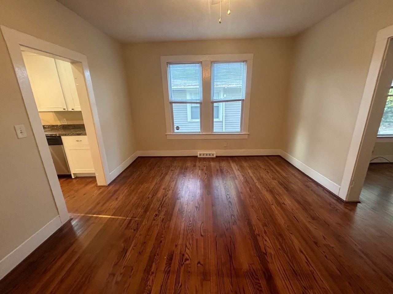 1506 Charlton St - Photo 6 of 32