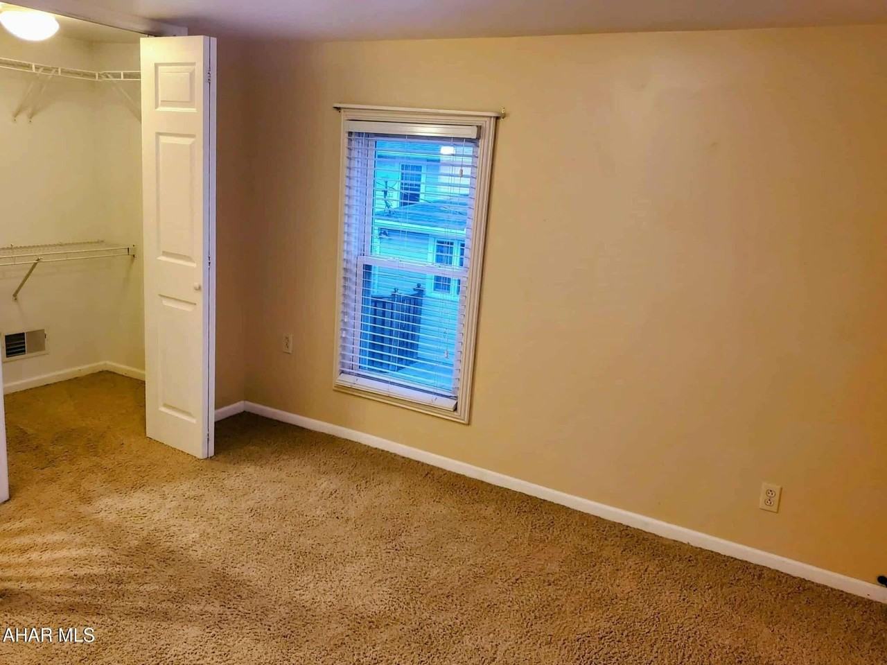 215 Garber St - Photo 7 of 10