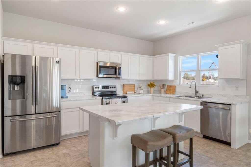 990 Macy Ln - Photo 3 of 17