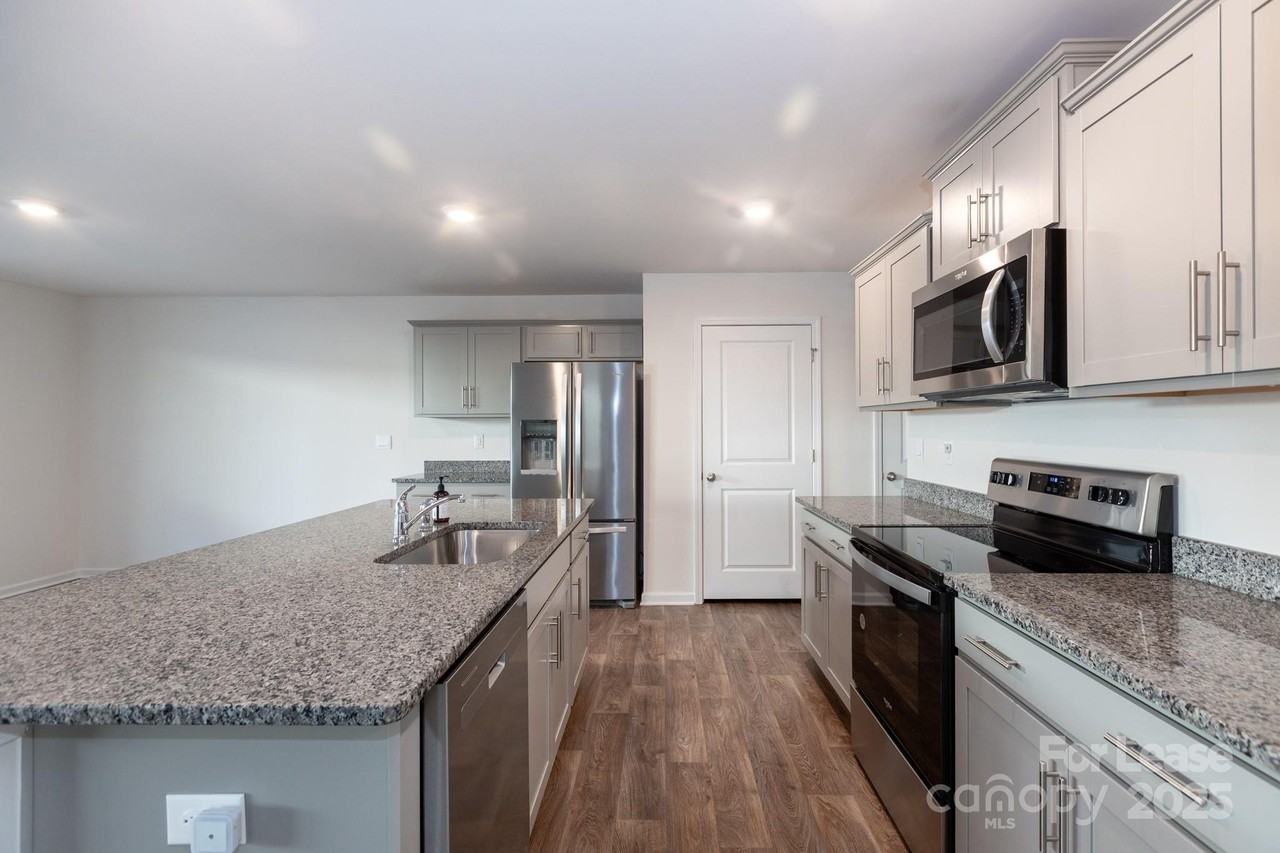 2125 Allium Dr - Photo 2 of 10