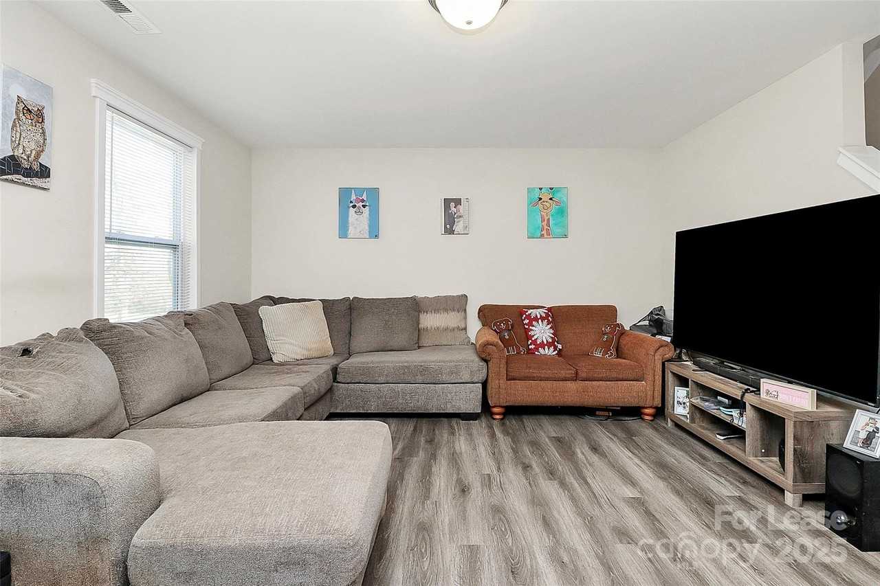 409 Kickapoo Ave - Photo 7 of 35