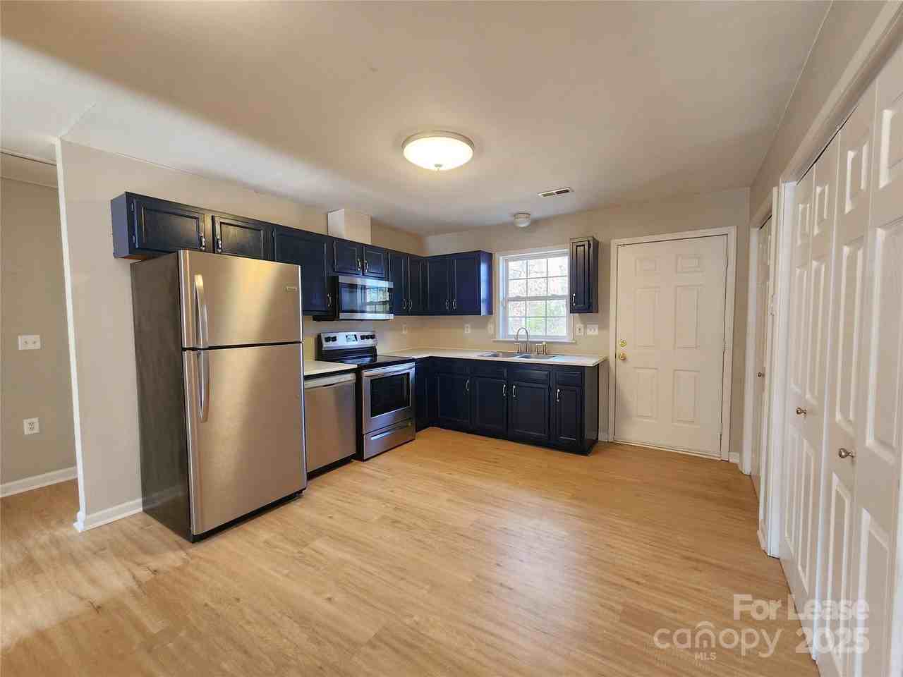 1247 Forest Park Dr - Photo 4 of 15