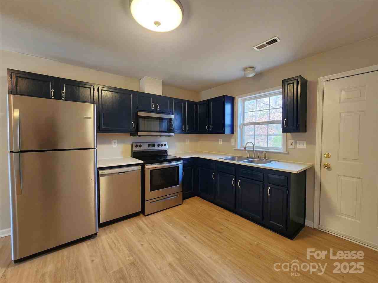 1247 Forest Park Dr - Photo 5 of 15