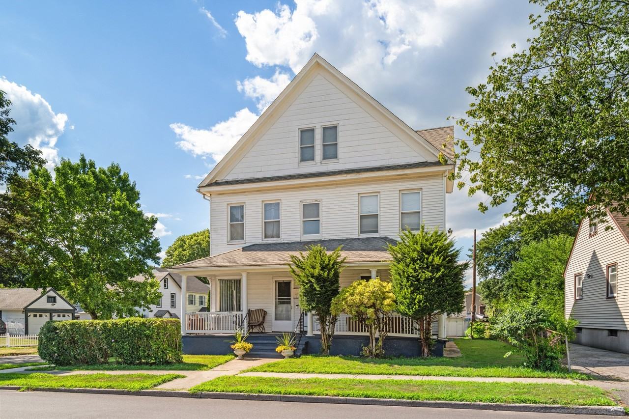 318 Suburban Ave - Photo 3 of 32