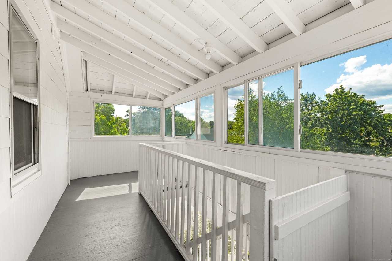 318 Suburban Ave - Photo 7 of 32