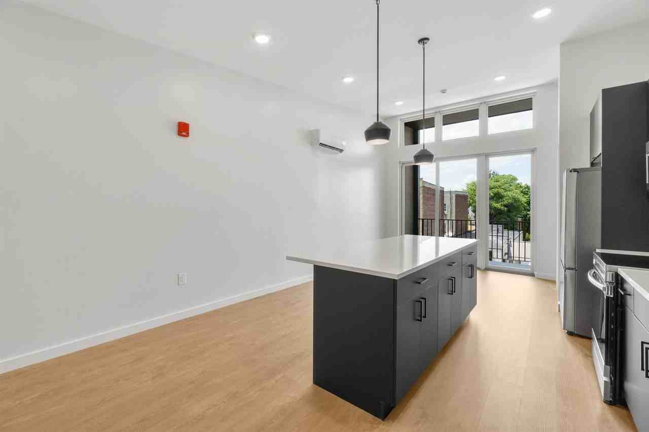 952 Broadway #301F - Photo 3 of 17